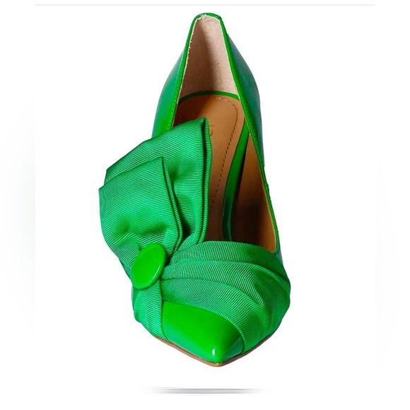 J Renee Grosgrain Ornament Bow Pump - Picture 10 of 13